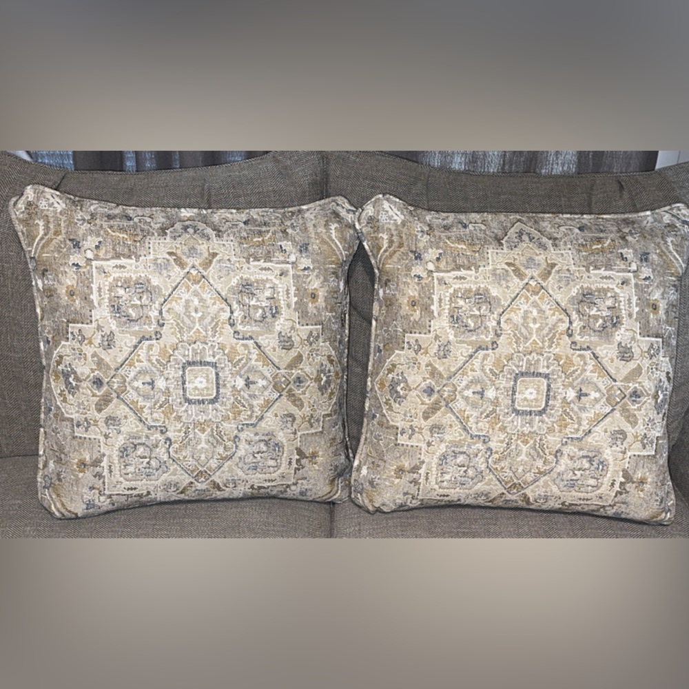 NWOT Set of 2 Elegant Beautiful Home Accent Decor Throw Pillow Covers 24”x24” - Picture 6 of 8